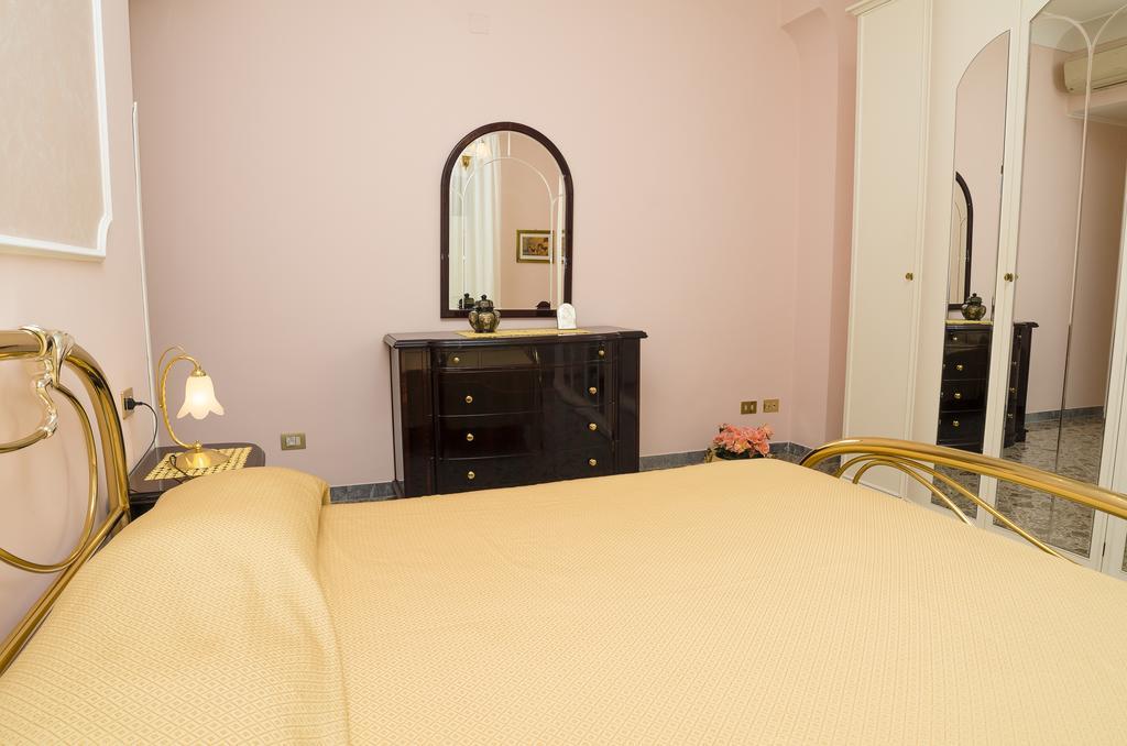 Casa Raffelina Apartment Минори Стая снимка